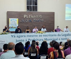 Prefeitura e Legaliza Brasil entregam escrituras de imóveis regularizados em Gurinhatã/MG