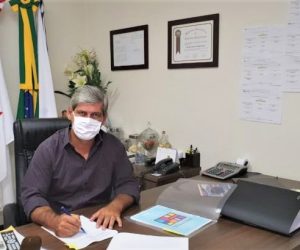 Prefeito de Gurinhatã assina títulos definitivos de imóveis regularizados